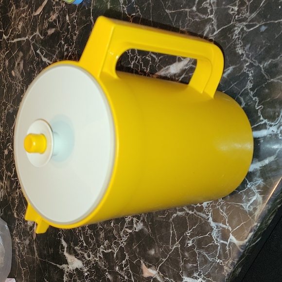 Vintage Tupperware Orange 2 Quart Push Button Pitcher - Picture 1 of 9